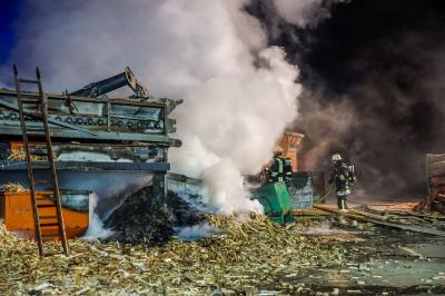 Kirchheim-Oetlingen: Brand in einem Recyclingbetrieb sorgt fuer Grosseinsatz der Feuerwehr - Zweiter Grossbrand in dieser Anlage innerhalb einem Jahr